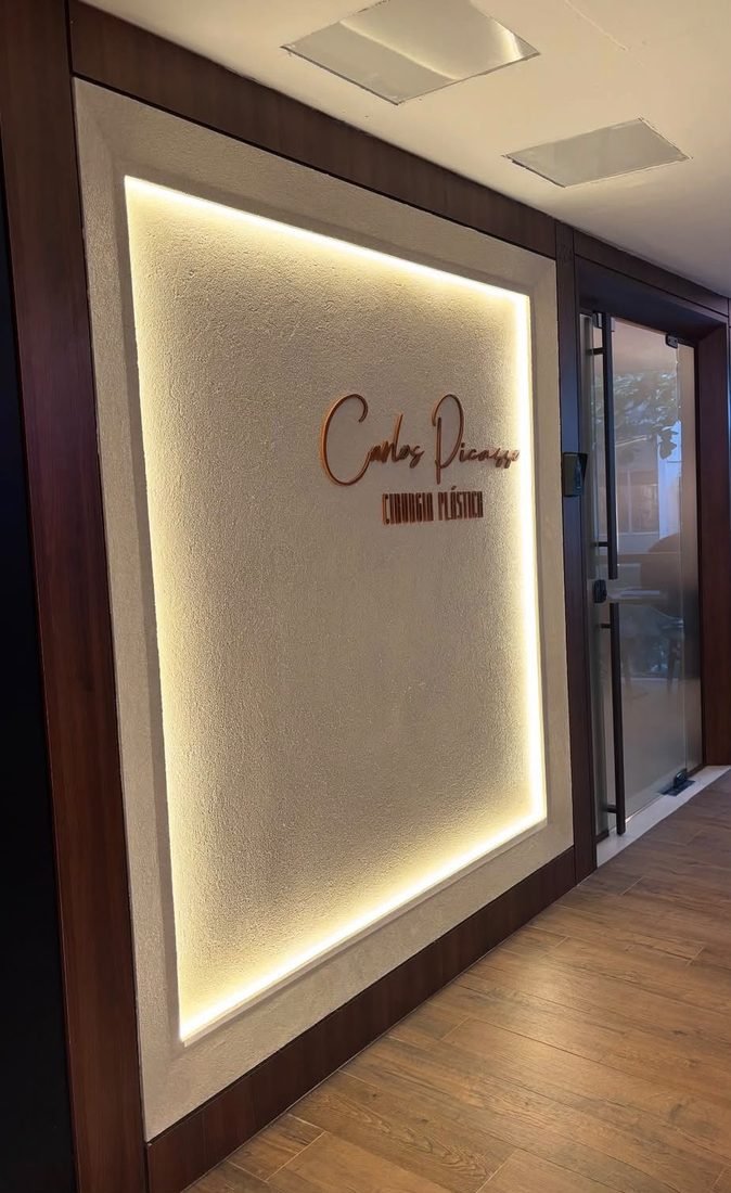 Painel de parede texturizado com moldura iluminada por fita de LED quente